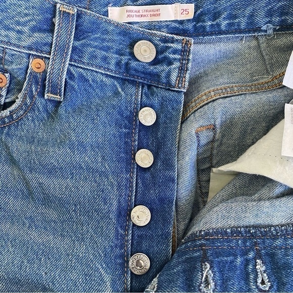 Levi’s Ribcage Straight High-Rise Ankle Jeans in Medium Wash • US 25 - Picture 9 of 10